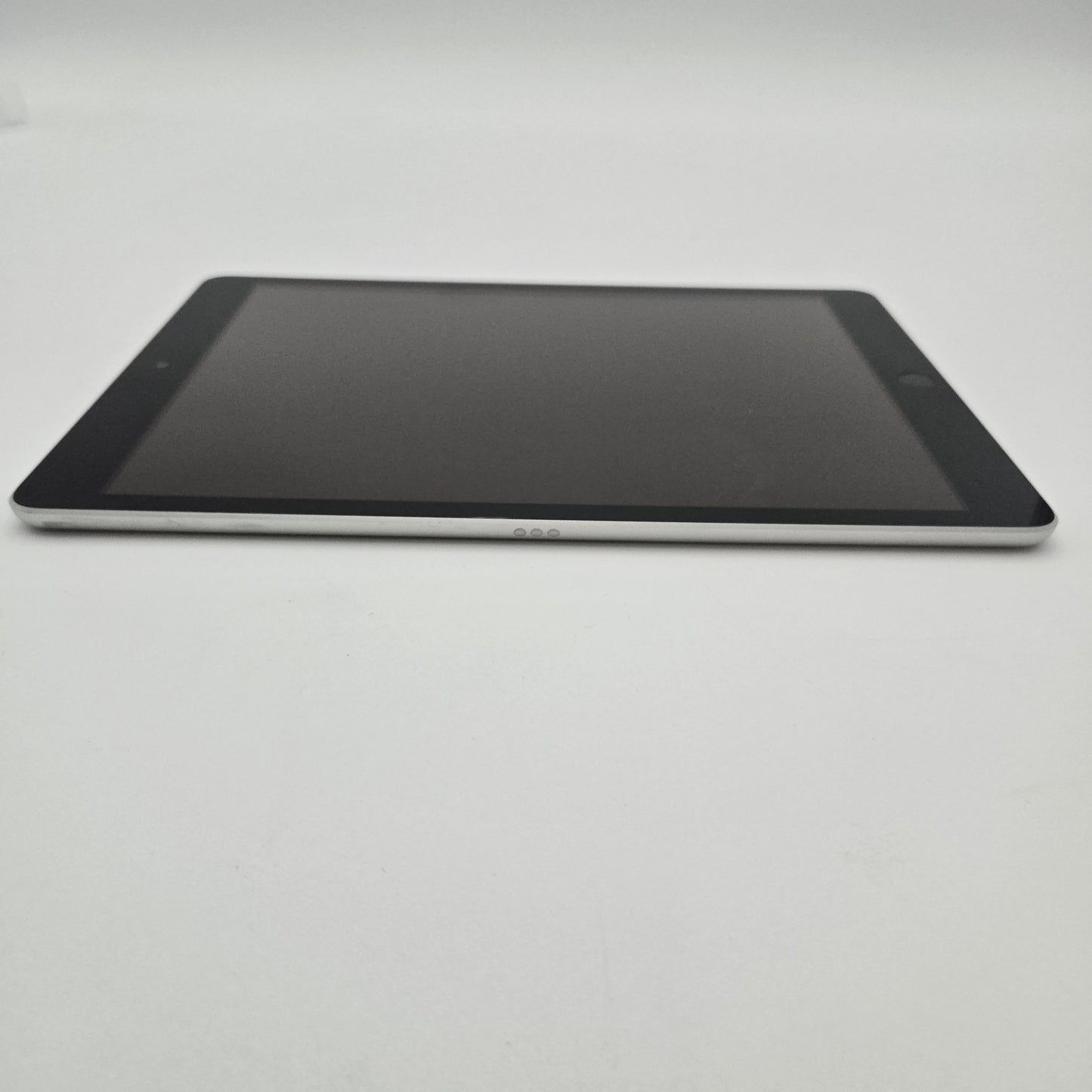 WiFi Only Apple iPad 9th Gen 64GB 18.1.1 Silver MK2L3LL/A